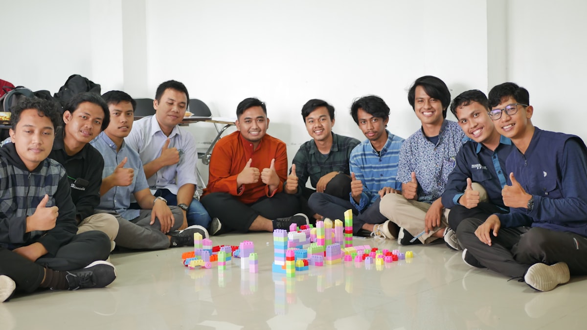 Studierende beim spielerischen Lernen im Seminar